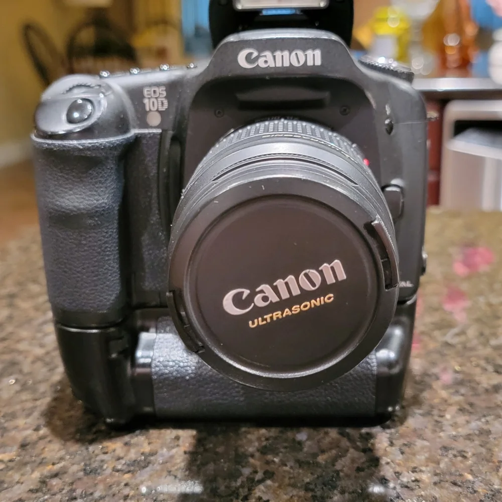 Canon EOS 10D & Canon Ultrasonic 28-80mm & Handgrip New Battery Charger